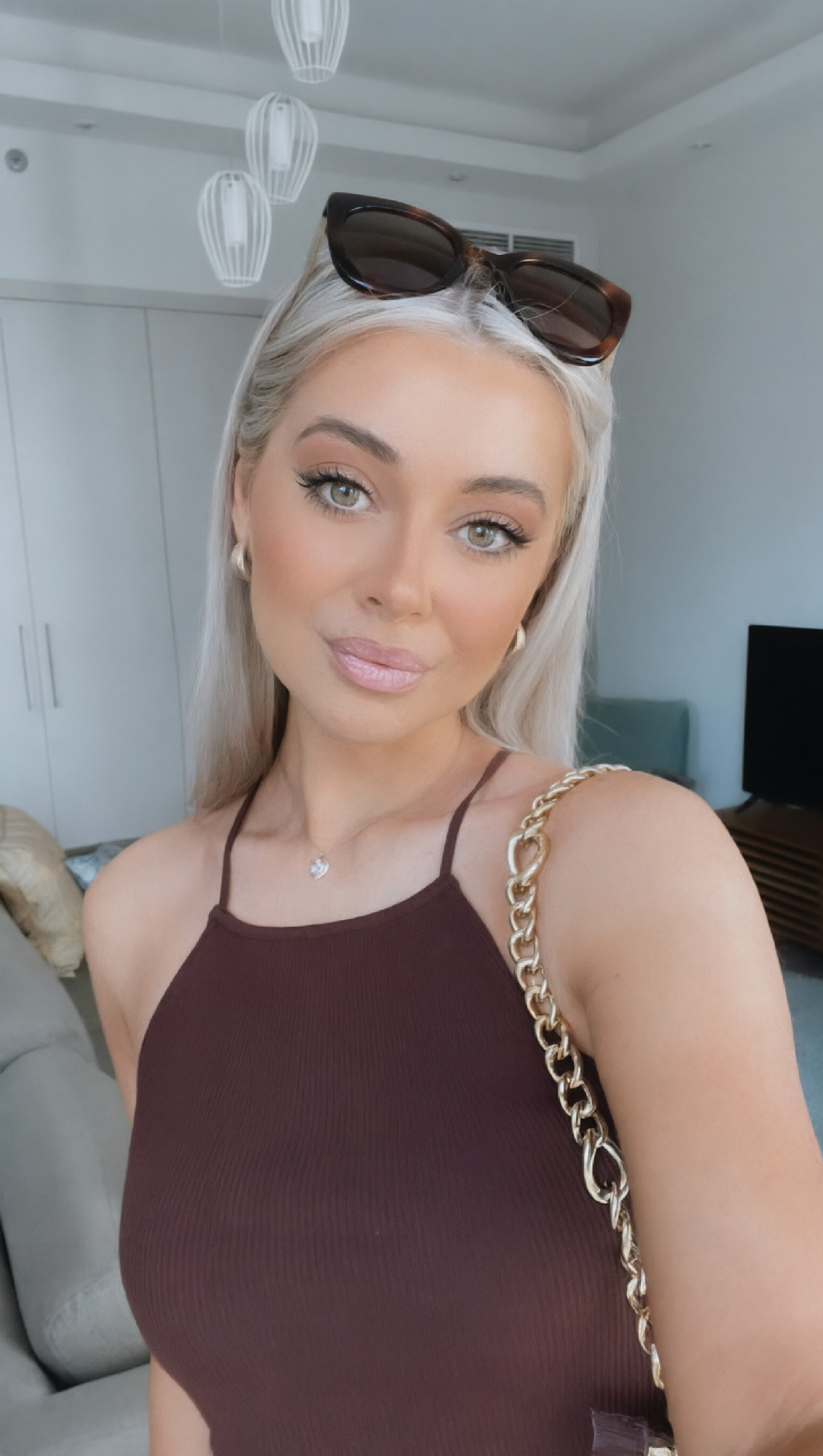 Bends down on all fours and is fucked from behind.